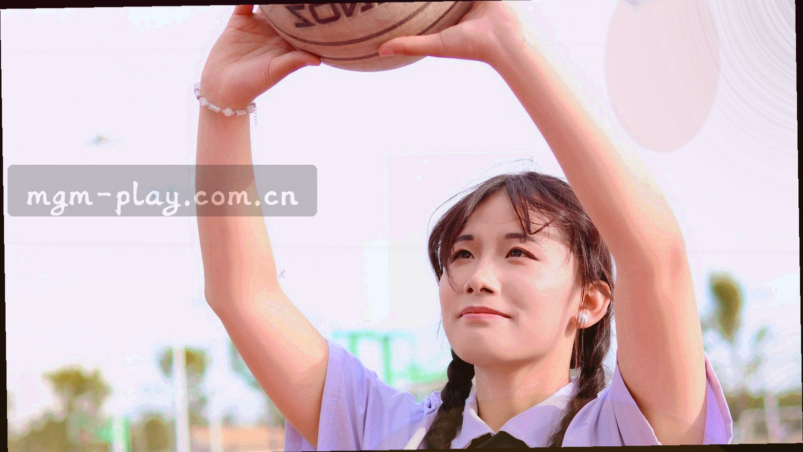 深色背景上的四代版本节点连线信息图，节点以金属金编号标注 V1 到 V4